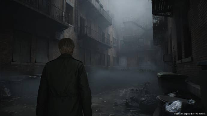 James Sunderland walks through the alley in Wood Side Apartments in the Silent Hill 2 remake